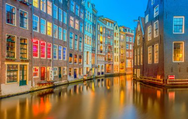 Kanal yansımaları gece, Amstardam, Hollanda ile konut