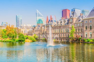 Binnenhof - çeşme, Lahey, Hollanda ile Hollanda Parlamentosu görünümünü