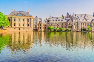 şehir merkezine Den Haag - Hollanda pairlament Binnenhof, Mauritshuis ve yansımaları gölet, Hollanda