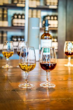 Porto şarabı testi, bardakta içki örnekleri.