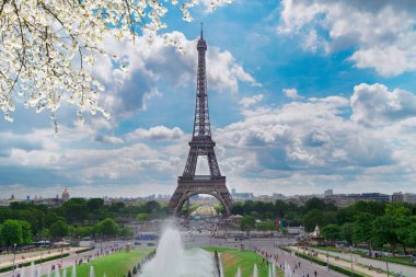 Trocadero çeşmeli Eyfel Kulesi, yazın Paris, Fransa