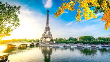 Paris Eyfel Kulesi ve Paris, Fransa 'da gün doğumuyla Seine Nehri. Eyfel Kulesi, Paris 'in en ikonik simgelerinden biri, web pankartı formatıdır.