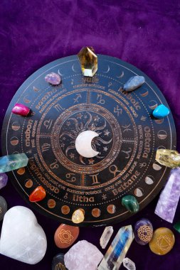 Kehanet zarları ve doğum taşlarıyla burç çemberi. Falcılık ve astroloji grafikleri konsept, sihirli ritüeller ve dışsal deneyimler öngörüyor