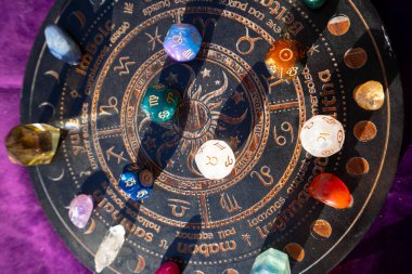 Kehanet zarları ve doğum taşlarıyla burç çemberi. Falcılık ve astroloji grafikleri konsept, sihirli ritüeller ve dışsal deneyimler öngörüyor