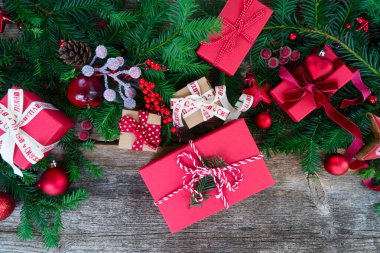 Noel hediyesi vermek - bir yığın paketlenmiş Noel hediyesi kutuları, ahşap arka planda sınır, üst manzara