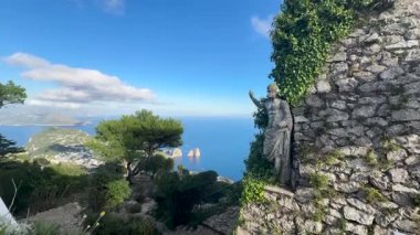 Güzel Solaro Dağı ve Roma harabeleri manzarası, Capri Adası, İtalya, web pankartı