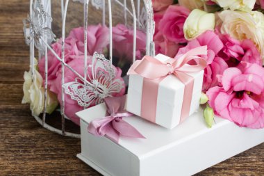 pembe ve beyaz çiçekler