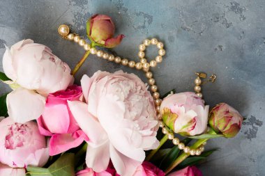 Taze şakayık çiçekleri, yakın görünüm, fotokopi alanı olan yaz arkaplanı