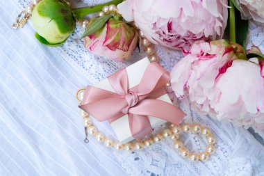 Taze şakayık çiçekleri dantel arka planda hediye kutusuyla, kapalı manzara, yaz arkaplanı