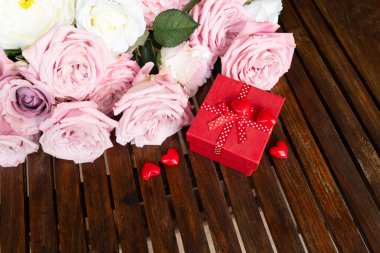 Çiçekli pembe gül buketi hediye kutusu, Sevgililer Günü arka planı