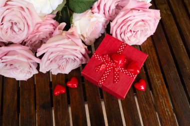 Çiçekli pembe gül buketi hediye kutusu, Sevgililer Günü arka planı