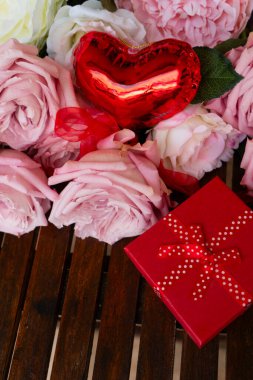 Çiçekli pembe gül buketi hediye kutusu, Sevgililer Günü arka planı