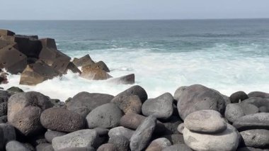 Vahşi deniz kıyısındaki denge taşı kulesi