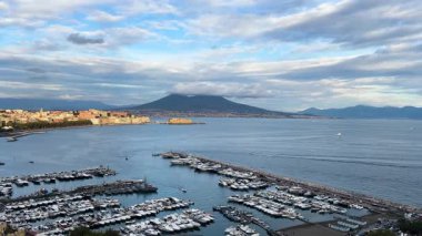 Napoli 'nin panoramik şehir manzarası Vezüv yanardağı ile gün batımında, İtalya
