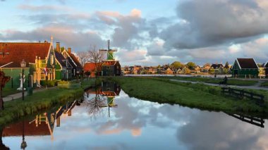 Geleneksel Hollanda köyü Zaanse Schans yaz günbatımında, Hollanda