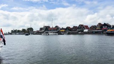 Hollanda kırsalında geleneksel Volendam kasabası, Hollanda kanalları var.