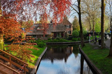 Hollanda 'nın kırsal kesiminde geleneksel küçük bir kasaba olan Giethoorn, Hollanda kanalları var.