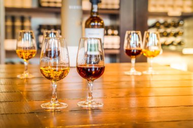 Porto şarabı testi, bardakta içki örnekleri.