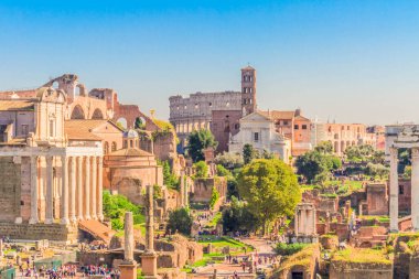 Forum - Harabeleri Antik Roma Kolezyum Roma ile güneşli gün, İtalya