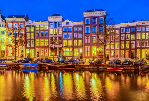 Geceleri, Amsterdam, Hollanda ışıklı yansımalar ile kanal üzerinde tipik Hollanda evleri