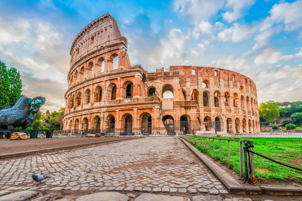 antika Colosseum yeşil çim çim ile yıkıntıları ışıklar, Roma İtalya sunise