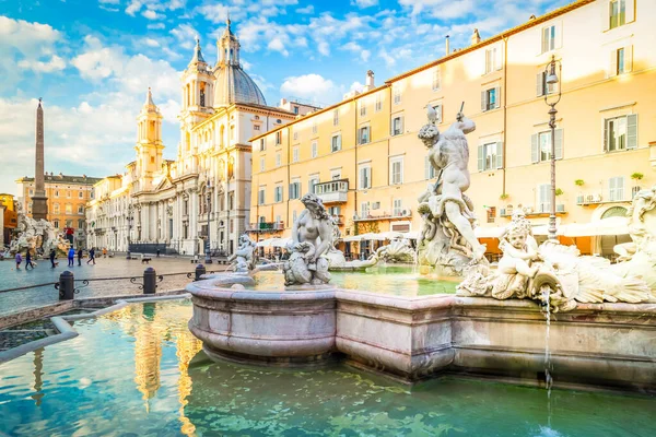 Antik çeşme su yansımaları ile Roma'da Piazza Navona görünümü, İtalya