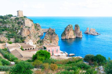 Scopello kayalıklarının güzel doğası, Sicilya Adası, İtalya