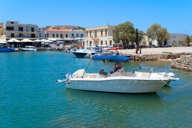 Rethymno 'nun liman ve deniz feneri, Girit, Yunanistan, retro ton