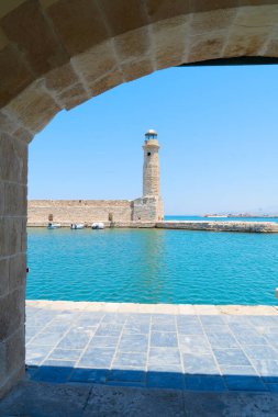 Rethymno 'nun liman ve deniz feneri, Girit, Yunanistan, retro ton