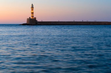 Chania körfezi güneşli yaz günbatımında deniz ve deniz feneri, Girit, Yunanistan, web pankartı formatı