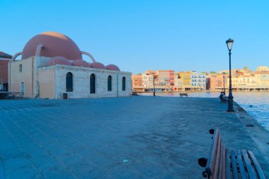 Tarihi Cami ve güneşli bir günde evleri olan Venedik 'in Hanya limanı, Girit, Yunanistan