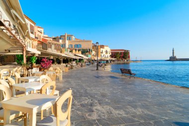 Girit, Girit 'te güneşli bir günde tarihi evleri olan Chania Venedik limanındaki kafe