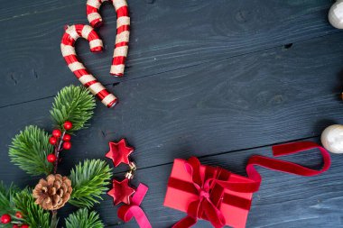 Şeker kamışlarıyla renkli Noel süslemeleri, parlak süsler, ve güzel bir şekilde sarılmış kırmızı kurdele.