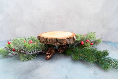 Tahta kaide, çam filizi ve buzlu böğürtlen, doğal ağaç kabuğu, doğal beton yüzey, kırsal sahne ürün tasarımı için ideal.