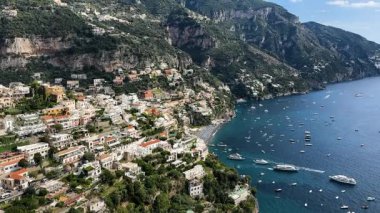 Thyrenian Denizi ve Positano sahilindeki parlak şemsiyeler - ünlü eski İtalyan tatil beldesi, İtalya