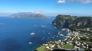 Güzel Marina Grande limanı manzarası yukarıdan, Capri Adası, İtalya, web pankartı formatı
