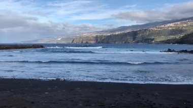 plaj ve okyanus Puerto de la Cruz de Tenerife, İspanya