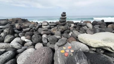 Vahşi deniz kıyısındaki denge taşı kulesi