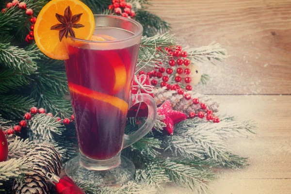 Glühwein mit geschmückten Weihnachtsbaum — 图库照片