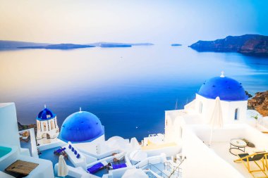 Geleneksel Yunan köyü Santorini 'nin Oia' sı, mavi kilise ve köy çatıları, Yunanistan