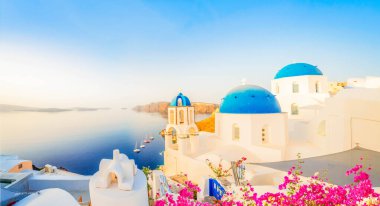 Santorini 'nin geleneksel Yunan köyü Oia, deniz ve kalderaya karşı mavi kubbeler, Yunanistan, web pankartı formatında