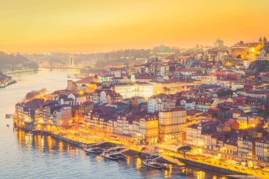 Resim gibi, eski kasaba Porto 'da günbatımında renkli manzara, Portekiz' de Douro nehri üzerinde Ponte Dom Luis köprüsü. Oporto, turistik Akdeniz şehri