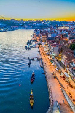 Resim gibi, eski kasaba Porto 'da günbatımında renkli manzara, Portekiz' de Douro nehri üzerinde Ponte Dom Luis köprüsü. Oporto, turistik Akdeniz şehri