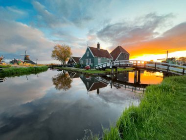 Kırsal Hollanda 'nın küçük tarihi kasabası Zaanse Schans' ın günbatımında ufuk çizgisi ilkbaharda Hollanda