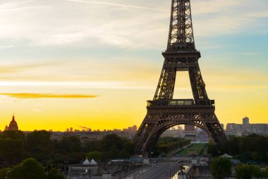 Eyfel Kulesi'ne yakın çekim Trocadero tonda güneş doğarken, Paris, Fransa,