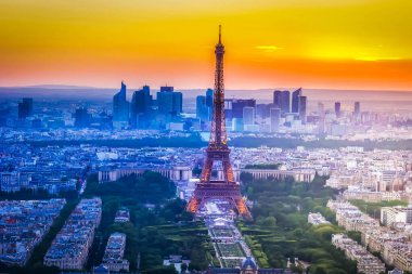 Turuncu günbatımı güneş ışığı altında Fransa yukarıdan Eyfel Kulesi ve Paris cityscape bakış