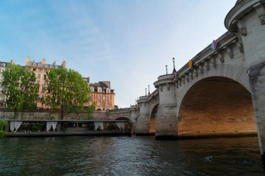 Eyfel Kulesi ve Seine nehir kıyısı, alçak açı, Paris, Fransa