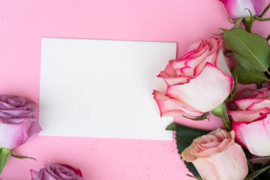 düğün ya da anneler günü arkaplanı, pembe arka planda buket, boş kartta kopyalama alanı