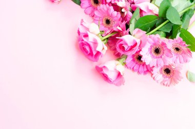 düğün ya da anneler günü geçmişi, pembe arka planda bir buket gül ve herberalar.