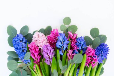 Düğün ya da anneler günü geçmişi, arka planda bir buket sümbül çiçek.